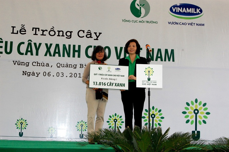 B&agrave; B&ugrave;i Thị Hương &ndash; Gi&aacute;m Đốc Điều H&agrave;nh Vinamilk trao tặng Bảng tượng trưng t&agrave;i trợ c&acirc;y xanh cho B&agrave; V&otilde; Hạnh Ph&uacute;c đại diện gia đ&igrave;nh Đại tướng V&otilde; Nguy&ecirc;n Gi&aacute;p
