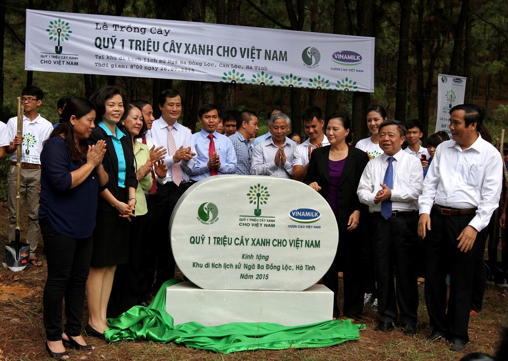 C&aacute;c đại biểu thực hiện nghi thức đặt bảng đ&aacute; lưu niệm của chương tr&igrave;nh Quỹ 1 triệu c&acirc;y xanh cho Việt Nam tại Khu Di t&iacute;ch lịch sử Ng&atilde; Ba Đồng Lộc, H&agrave; Tĩnh