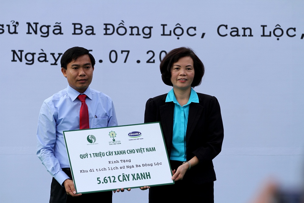 B&agrave; B&ugrave;i Thị Hương &ndash; Gi&aacute;m Đốc Điều H&agrave;nh Vinamilk trao tặng Bảng tượng trưng t&agrave;i trợ c&acirc;y xanh cho đại diện Ban Gi&aacute;m Đốc khu di t&iacute;ch lịch sử Ng&atilde; Ba Đồng Lộc tỉnh H&agrave; Tĩnh