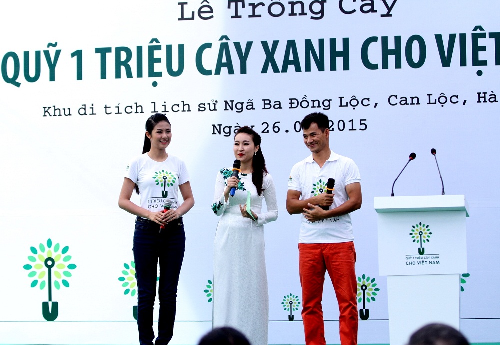 Hoa hậu Ngọc H&acirc;n v&agrave; Nghệ sĩ h&agrave;i Xu&acirc;n Bắc - hai đại sứ thiện ch&iacute; của chương tr&igrave;nh Quỹ 1 triệu c&acirc;y xanh cho Việt Nam giao lưu c&ugrave;ng c&aacute;c đại biểu v&agrave; thanh ni&ecirc;n địa phương