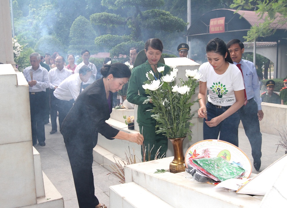 B&agrave; Nguyễn Thị Kim Ng&acirc;n, Ủy vi&ecirc;n Bộ ch&iacute;nh trị - Ph&oacute; chủ tịch Quốc Hội nước CHXHCN Việt Nam v&agrave; Quỹ 1 triệu c&acirc;y xanh cho Việt Nam c&ugrave;ng d&acirc;ng hương tại khu mộ của 10 nữ Thanh Ni&ecirc;n Xung Phong ở khu di tích lịch sử Thanh Ni&ecirc;n Xung Phong Ngã ba Đ&ocirc;̀ng L&ocirc;̣c, H&agrave; Tĩnh