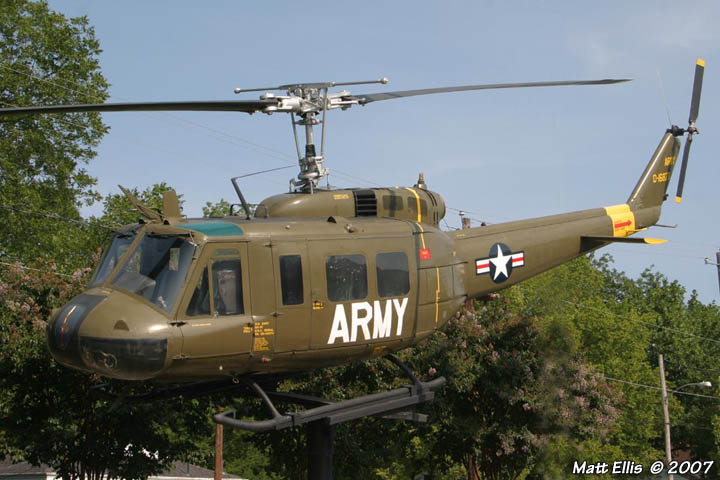 Trực thăng qu&acirc;n sự UH-1 bắt đầu phục vụ qu&acirc;n đội Mỹ từ năm 1959