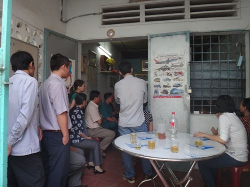 B&agrave; con lối x&oacute;m đến chia buồn c&ugrave;ng gia đ&igrave;nh thiếu t&aacute; Qu&acirc;n