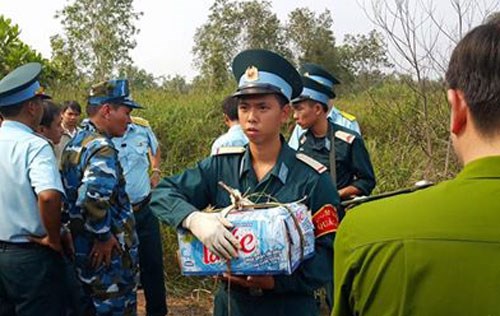 Các chiến sĩ thu nhặt kỷ vật của 4 nạn nhân.