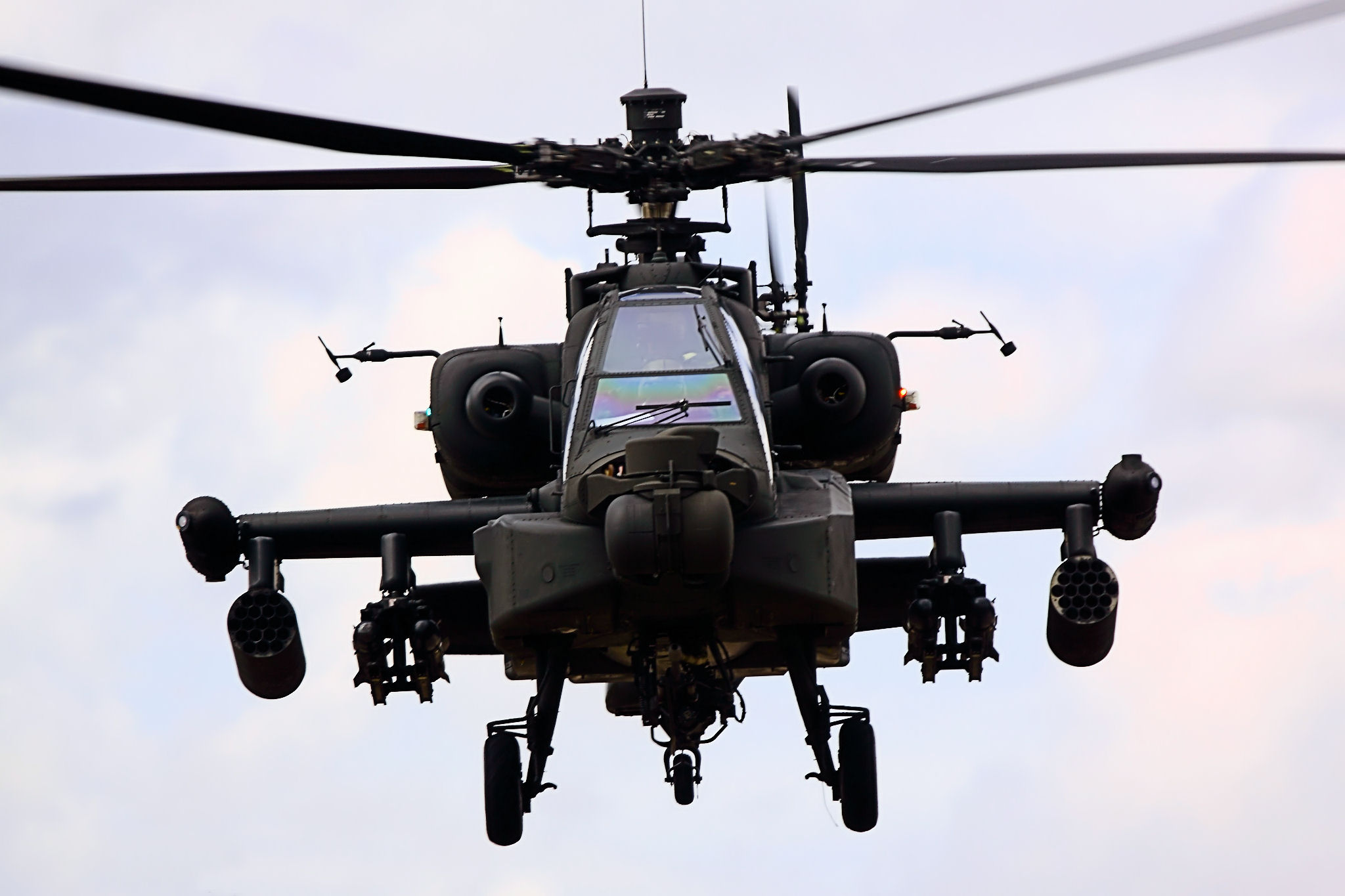 Trực thăng tấn c&ocirc;ng AH-64 Apache được trang bị hệ thống vũ kh&iacute; hiện đại