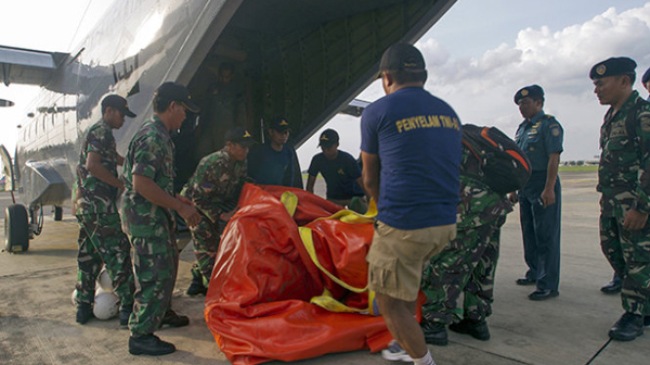 Hộp đen nằm lẫn trong đ&oacute;ng vụn n&aacute;t của m&aacute;y bay AirAsia đ&atilde; được t&igrave;m thấy