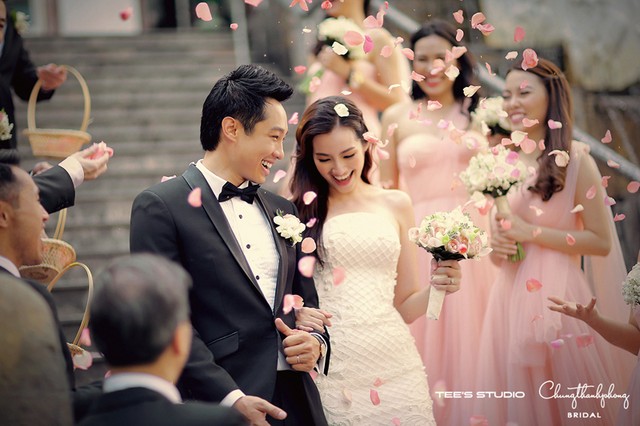 Bộ ảnh cưới của hoa hậu Trúc Diễm khiến người xem phải trầm trồ bởi sự chuẩn bị chu đáo về trang phục, bối cảnh. 