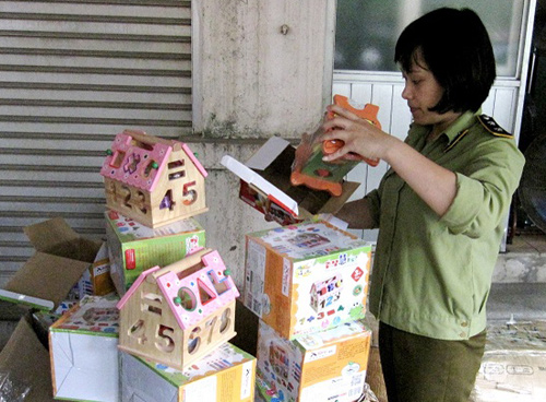 Đồ chơi Trung Quốc lại đổ bộ v&agrave;o H&agrave; Nội