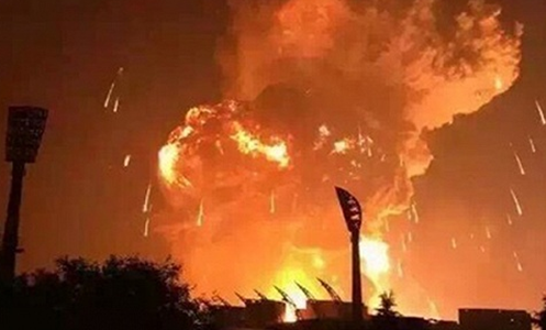 Hai vụ nổ đã phá nát một nhà kho chứa ‘hàng nguy hiểm’. Sức công phá của vụ nổ đầu tiên tương đương 3 tấn thuốc nổ TNT và vụ thứ hai tương đương 21 tấn.
