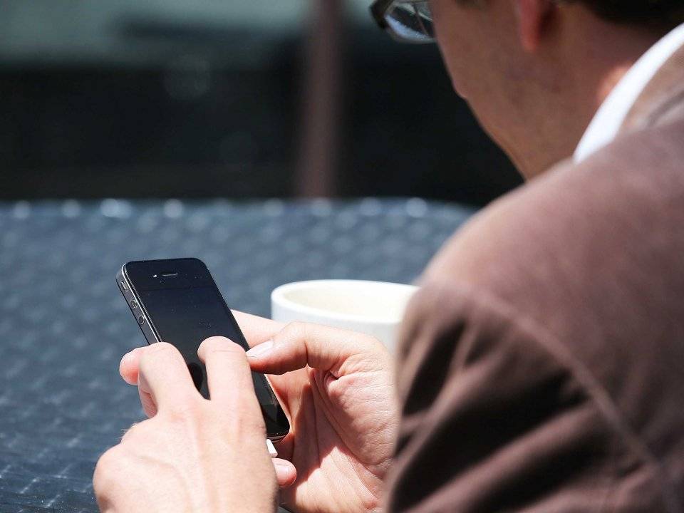 V&igrave; mải m&ecirc; chơi điện tử tr&ecirc;n smartphone, một &ocirc;ng bố Trung Quốc đ&atilde; sơ &yacute; để con g&aacute;i nhỏ rơi từ tầng 3 xuống đất