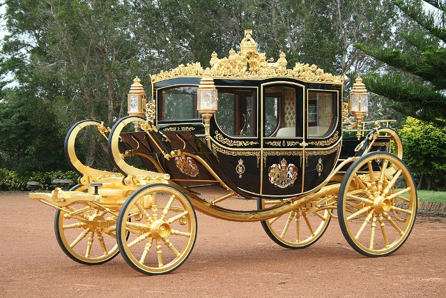 Cỗ xe ngựa ho&agrave;ng gia Diamond Jubilee phi&ecirc;n bản thật