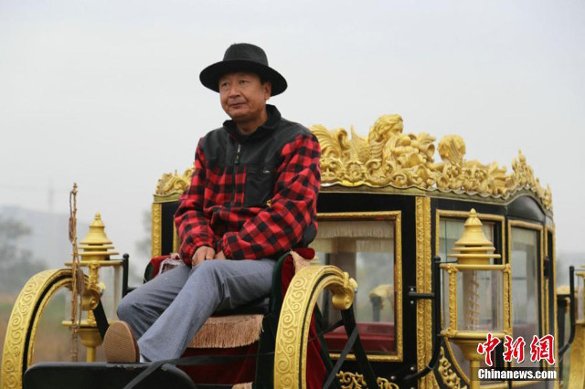 &Ocirc;ng Bai b&ecirc;n bản sao của cỗ xe ho&agrave;ng gia m&agrave; nữ ho&agrave;ng Anh từng d&ugrave;ng để đ&oacute;n chủ tịch Trung Quốc Tập Cận B&igrave;nh  