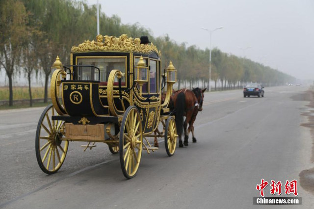 Cỗ xe ngựa ho&agrave;ng gia phi&ecirc;n bản Trung Quốc cũng c&oacute; m&agrave;u đen v&agrave; v&agrave;ng như bản gốc
