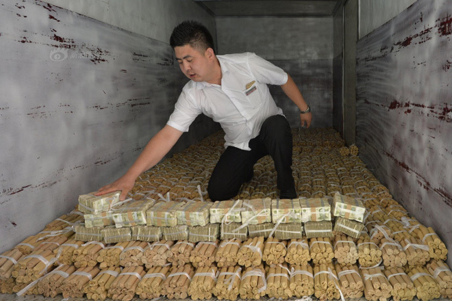 10 nh&acirc;n vi&ecirc;n cửa h&agrave;ng &ocirc; t&ocirc; đ&atilde; mất tới một tiếng đồng hồ để chuyển hết 4 tấn tiền xu Trung Quốc v&agrave;o b&ecirc;n trong