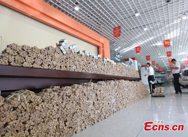 Gan kh&ocirc;ng phải kh&aacute;ch h&agrave;ng đầu ti&ecirc;n mang theo cả &lsquo;n&uacute;i&rsquo; tiền xu đi mua h&agrave;ng ở Trung Quốc