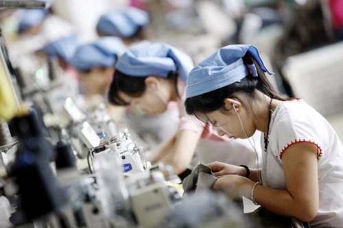 C&aacute;c đơn h&agrave;ng của Trung Quốc đang dần chuyển sang Việt Nam v&agrave; c&aacute;c nước Đ&ocirc;ng Nam &Aacute; kh&aacute;c, nơi c&oacute; chi ph&iacute; thấp hơn