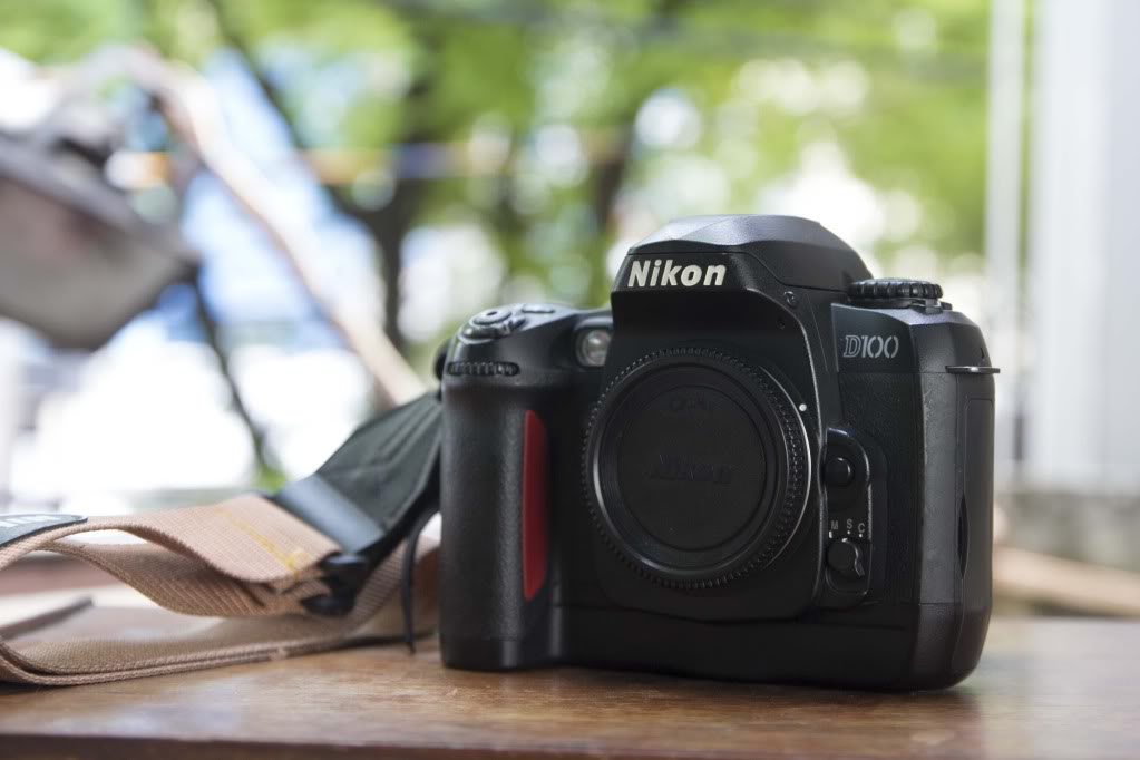 M&aacute;y ảnh Nikon D100 bị thu hồi tại Trung Quốc do lỗi pin