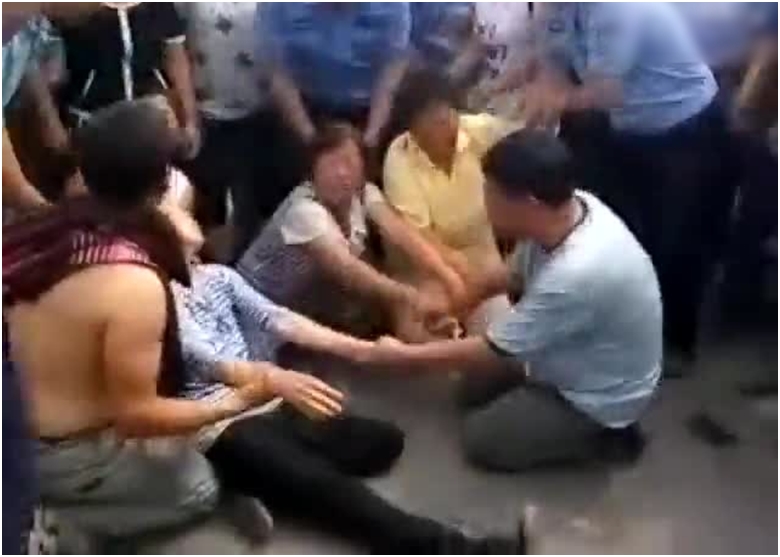 Người d&acirc;n Trung Quốc đau đớn, phẫn nộ v&igrave; mất người th&acirc;n sau đợt xả lũ bất ngờ