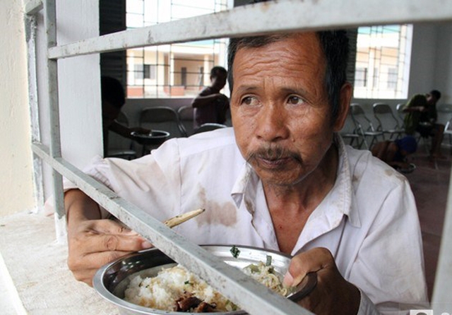 Người t&acirc;m thần ở Trung t&acirc;m Bảo trợ x&atilde; hội tỉnh bị bớt x&eacute;n khẩu phần ăn