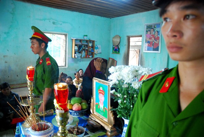 Vụ việc trung &uacute;y c&ocirc;ng an Nay Plong (Gia Lai) hy sinh trong khi l&agrave;m nhiệm vụ đang khiến dư luận x&ocirc;n xao