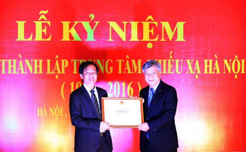 Thay mặt Bộ trưởng Bộ Khoa học v&agrave; C&ocirc;ng nghệ, Thứ trưởng Trần Việt Thanh trao Bằng khen cho Trung t&acirc;m