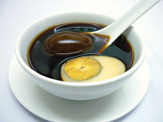Ăn trứng tr&agrave; cũng l&agrave; một sai lầm trong ăn uống khi ăn trứng