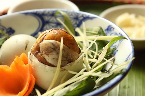 Mọi người n&ecirc;n ch&uacute; &yacute; một số lưu &yacute; khi ăn trứng vịt lộn