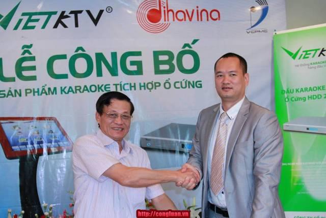 Thứ trưởng Trần Chiến Thắng chúc mừng ông Phạm Trung Thực - chủ tịch HĐQT công ty CP VietKTV - gia nhập RIAV