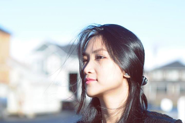 Yến Phương - bạn gái ca sĩ Lam Trường - vừa chia sẻ trên trang cá nhân hai tấm ảnh cô được anh chụp cho để 'thử máy'. Yến Phương hài hước ghi: 'Nhờ photographer thử máy mà mình có mấy tấm hình đẹp tự nhiên như... bà điên luôn'.
