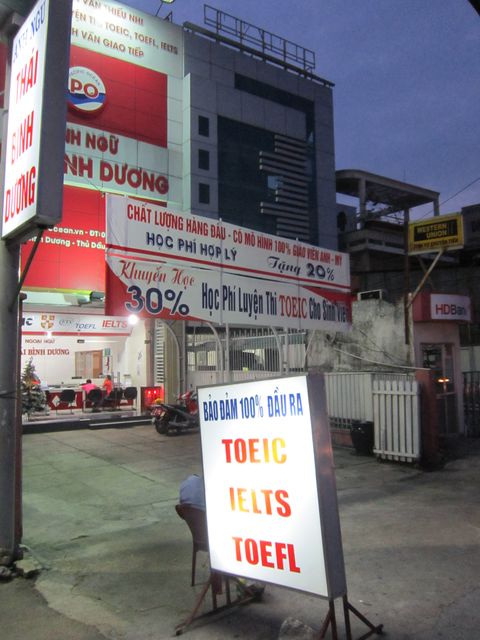 Loạn quảng c&aacute;o học Anh văn ở khắp nơi