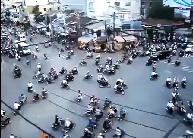 clip giao th&ocirc;ng Việt Nam g&acirc;y sốc