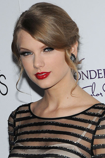 Taylor Swift là một trong những ngôi sao gắn bó với màu son đỏ. Theo cô, làn da trắng sáng và gương mặt dễ thương sẽ càng thêm rạng rỡ khi dùng màu này. Cô thường thoa kết hợp cùng son bóng, để tạo nên bờ môi mọng nước, quyến rũ.