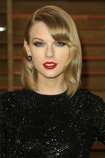 Đôi môi màu berry gợi nên phong cách cổ điển, quý phái và được Taylor Swift kết hợp cùng phấn mắt ánh tím nhạt.