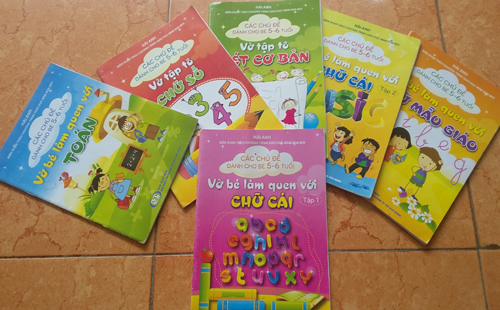 Trong bộ s&aacute;ch cho trẻ mầm non do nh&agrave; trường cung cấp c&oacute; cả s&aacute;ch dạy to&aacute;n cộng trừ trong khi hầu hết học sinh đều chưa biết chữ