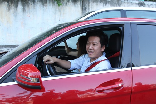 Trường Giang l&aacute;i &lsquo;xế hộp&rsquo; sang trọng chở Nh&atilde; Phương đi sự kiện