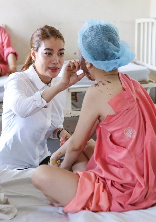 Trương Ngọc &Aacute;nh xuất hiện tại bệnh viện thăm hỏi nữ sinh bị tạt axitTrương Ngọc &Aacute;nh xuất hiện tại bệnh viện thăm hỏi nữ sinh bị tạt axit