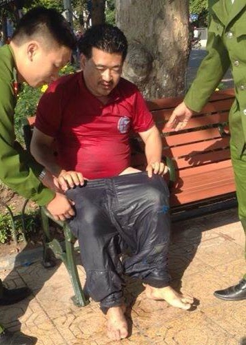 Tuy nhi&ecirc;n, khi hỏi v&igrave; sao nhảy xuống Hồ Gươm người đ&agrave;n &ocirc;ng n&agrave;y kh&ocirc;ng trả lời
