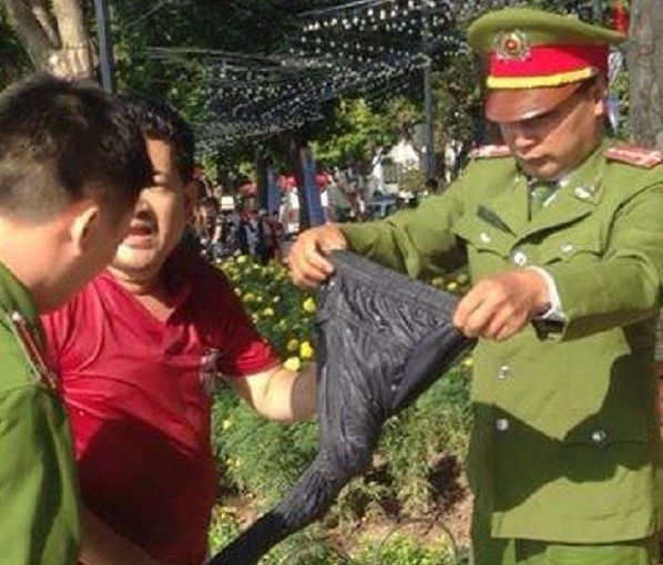 Người đ&agrave;n &ocirc;ng nhảy xuống Hồ Gươm được đưa l&ecirc;n bờ