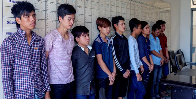 nh&oacute;m thanh ni&ecirc;n gặp ai ch&eacute;m nấy ở Nha Trang