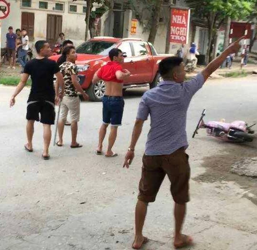 Nh&oacute;m c&ocirc;n đồ n&agrave;y mang theo hung kh&iacute; đến la h&eacute;t, chửi bới, g&acirc;y huy&ecirc;n n&aacute;o cả khu phố