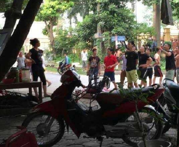 Nh&oacute;m c&ocirc;n đồ đứng trước số nh&agrave; 278, phố Nguyễn Tr&atilde;i, phường &Acirc;u Cơ, thị x&atilde; Ph&uacute; Thọ, tỉnh Ph&uacute; Thọ
