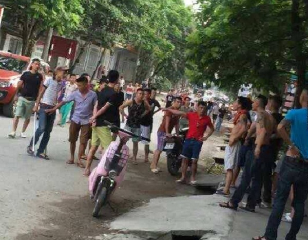 Nh&oacute;m c&ocirc;n đồ đến truy s&aacute;t người giữa ban ng&agrave;y