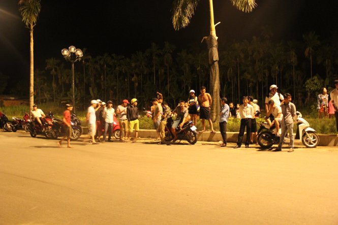 Người dân thức cả đêm theo dõi công an khám nghiệm hiện trường điều tra vụ côn đồ truy sát, chém nhau Người dân thức cả đêm theo dõi công an khám nghiệm hiện trường điều tra vụ côn đồ truy sát, chém nhau
