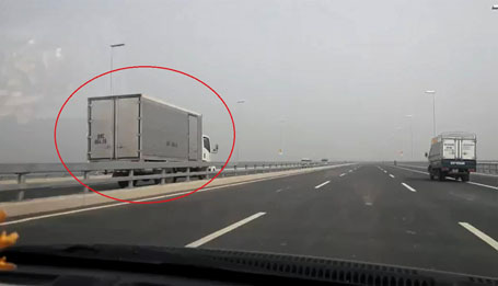H&agrave;nh vi chạy xe ngược chiều tr&ecirc;n cầu Nhật T&acirc;n g&acirc;y nguy hiểm cho ch&iacute;nh t&agrave;i xế v&agrave; những người tham gia giao th&ocirc;ng kh&aacute;c