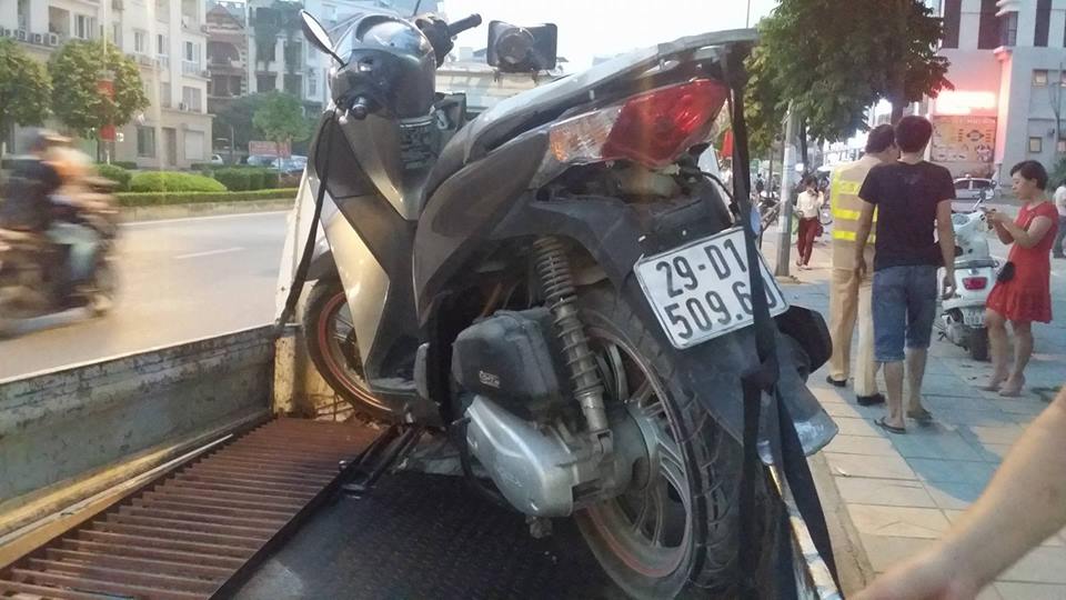 Xe &ocirc; t&ocirc; g&acirc;y tai nạn bỏ chạy