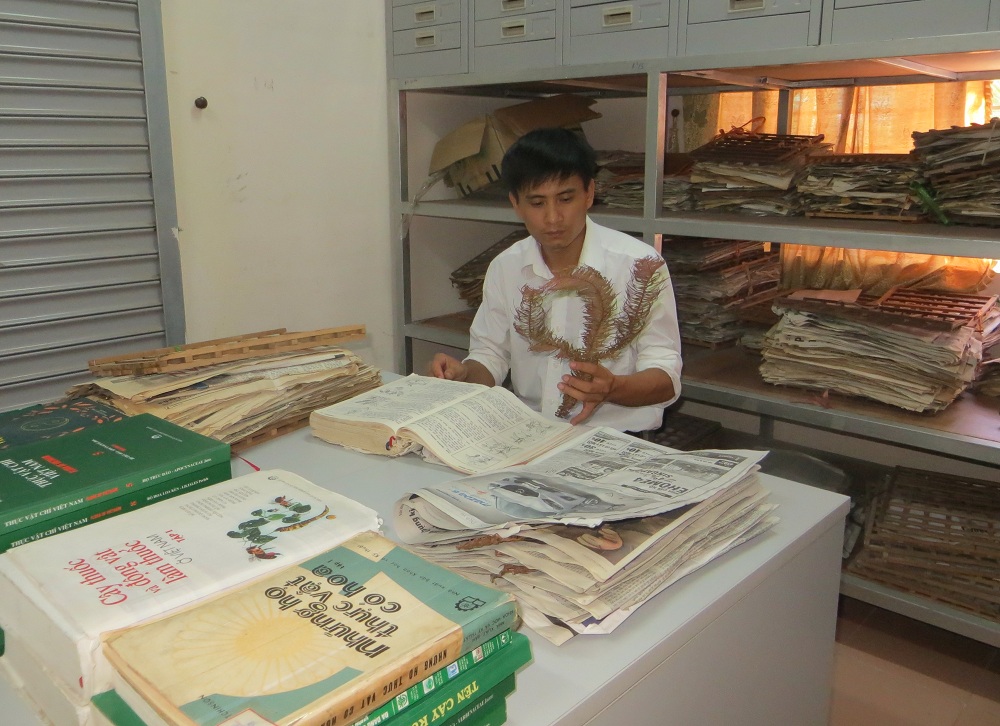 TS. Đỗ Ngọc Đ&agrave;i đang trong ph&ograve;ng th&iacute; nghiệm