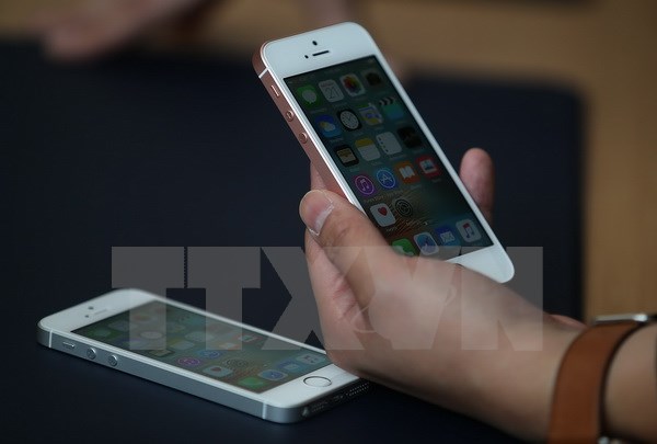 Sản ph&acirc;̉m điện thoại mới nhất của Apple, iPhone SE. Ảnh: AFP/TTXVN