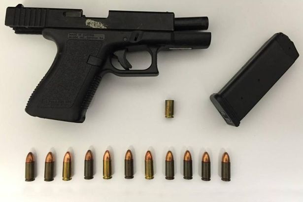 Khẩu súng lục Glock được tìm thấy tại hiện trường nơi vụ 'tai nạn hy hữu' xảy ra Khẩu súng lục Glock được tìm thấy tại hiện trường nơi vụ 'tai nạn hy hữu' xảy ra