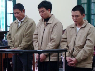 Tử t&ugrave; Nguyễn Anh Tuấn (giữa) l&agrave; tử t&ugrave; đầu ti&ecirc;n trong cả nước phải bị tử h&igrave;nh bằng thuốc độc