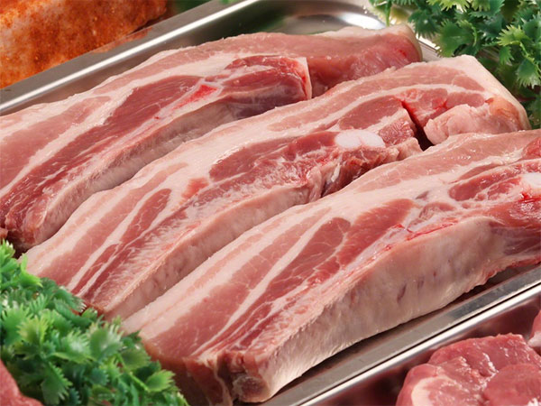 Thực phẩm sống n&ecirc;n được rửa sạch, chia nhỏ v&agrave; bọc t&uacute;i nilon khi cho v&agrave;o tủ lạnh để bảo quản được l&acirc;u l&agrave; những mẹo vặt gia đ&igrave;nh hay cho c&aacute;c mẹ